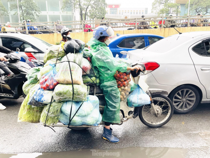 Trời mưa gió, độ mù lớn kèm độ ẩm cao cũng khiến cho cho nhiều người dân mưu sinh gặp nhiều khó khăn.