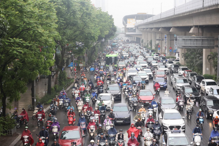 Hơn 8h, trục đường Nguyễn Trãi vẫn ùn ứ kéo dài, lượng phương tiện tăng đột biến theo hướng từ Hà Đông vào trung tâm Hà Nội.