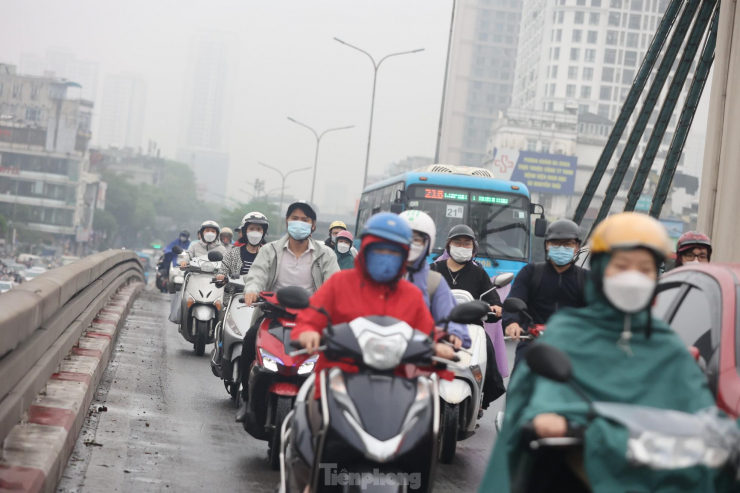 Đường Nguyễn Trãi lúc 7h, lượng phương tiện tăng đột biến hướng từ Hà Đông vào trung tâm Hà Nội.