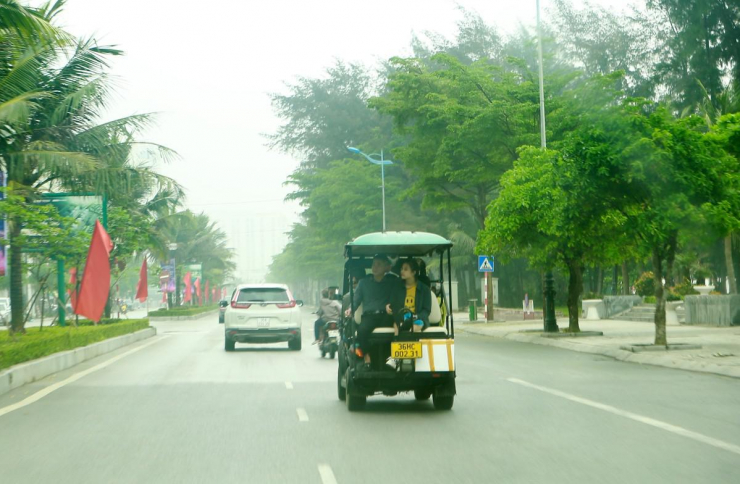 Đối với những xe điện vi phạm chèo kéo, gây hấn với du khách, thậm chí là đuổi khách nếu không đến nhà hàng như tài xế xe điện giới thiệu sẽ bị treo xe 15 ngày. Ảnh: ĐẶNG TRUNG