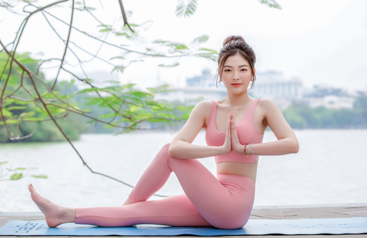 Các thí sinh Miss Yoga Vietnam thực hiện bộ ảnh ở Hồ Hoàn Kiếm, Tràng Tiền, Phố cổ, Cột Cờ Hà Nội, Hồ Tây…
