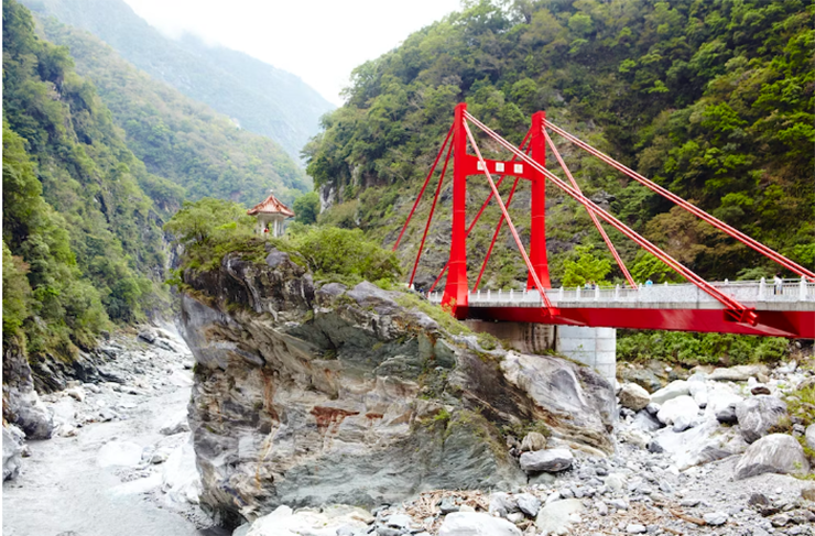 Bắc Đầu: Chỉ mất 30 phút đi tàu từ trung tâm Đài Bắc, bạn có thể tới đây để ngâm mình thư giãn trong suối nước nóng địa nhiệt. Hãy ghé thăm Thung lũng Nhiệt hay còn gọi là Thung lũng Địa ngục, để đến với một trong hai suối nước nóng lưu huỳnh xanh hiếm hoi&nbsp;trên thế giới.
