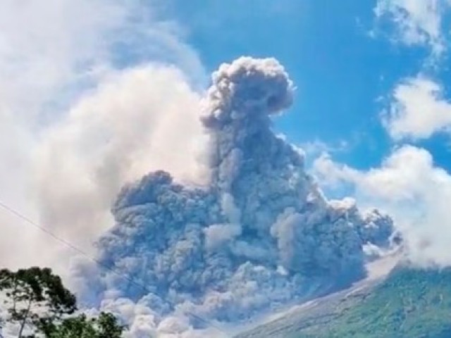 Núi lửa Indonesia phun trào dữ dội, dòng dung nham dài hơn một cây số