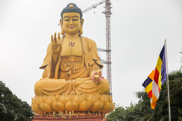 Nằm cách trung tâm Hà Nội khoảng hơn 40km, chùa Khai Nguyên có niên đại từ thời nhà Lý, nửa đầu thế kỷ XI. Năm 2003, được sự đồng thuận của người dân và các cấp chính quyền, đại đức Thích Đạo Thịnh về trông nom và từ đó tu bổ, cải tạo, xây dựng lại chùa Khai Nguyên để đáp ứng nhu cầu tu học của tăng ni, cũng như tín đồ phật tử, du khách thập phương.