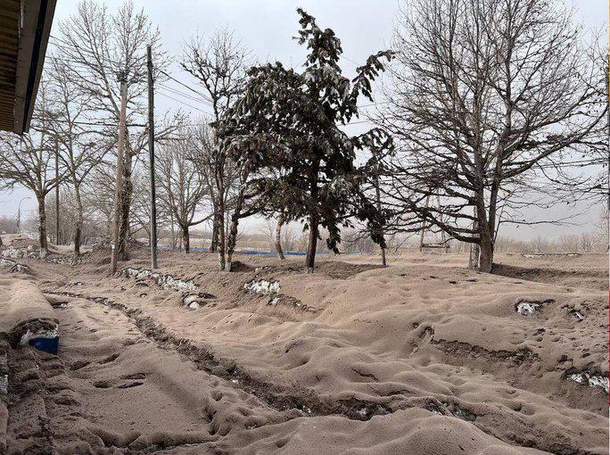 Lớp tro bụi dày tới 8,5 cm bao phủ nhiều ngôi làng - Ảnh: REUTERS