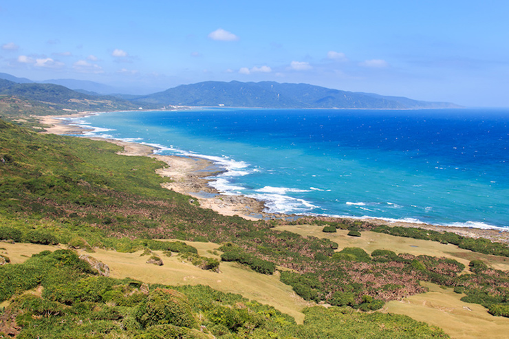 Vườn quốc gia Kenting: Được nhiều người coi là công viên quốc gia lâu đời nhất Đài Loan, Kenting nằm ở phía nam Đài Loan trên bán đảo Hengchun và là một địa điểm du lịch rất nổi tiếng. Với vô số phong cảnh tuyệt đẹp,&nbsp;du khách chủ yếu đến để tận hưởng những bãi biển tuyệt vời cùng khí hậu nhiệt đới.
