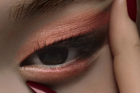 Dior bị chỉ trích vì quảng cáo mắt xếch