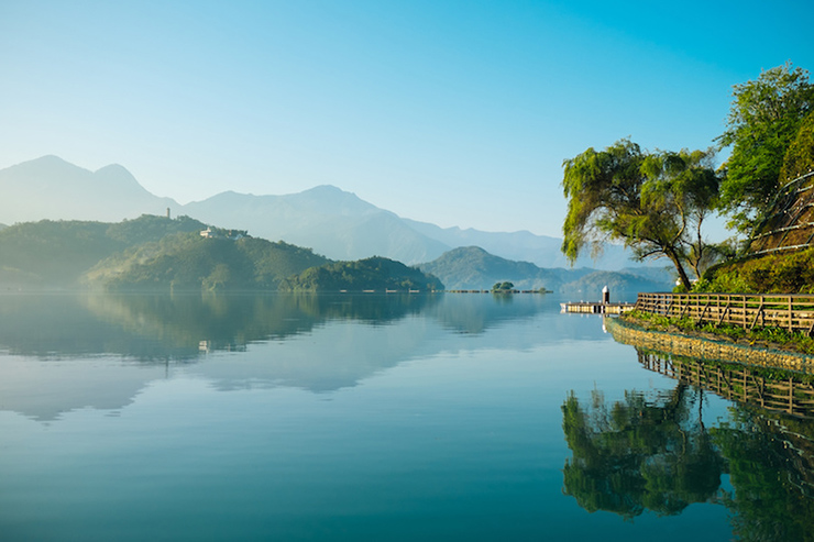 Hồ Nhật Nguyệt&nbsp;là một điểm du lịch nổi tiếng của người dân địa phương cũng như người nước ngoài. Với rất nhiều hoạt động ngoài trời hấp dẫn, bạn có thể chèo thuyền trên hồ, đi bộ đường dài, đạp xe trên những ngọn đồi xung quanh hồ hoặc thư giãn trên con thuyền nhỏ và&nbsp;tận hưởng phong cảnh ngoạn mục.
