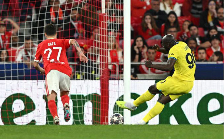 Romelu Lukaku ghi bàn trên chấm phạt đền ấn định thắng lợi 2-0 cho Inter Milan trên sân Da Luz của Benfica