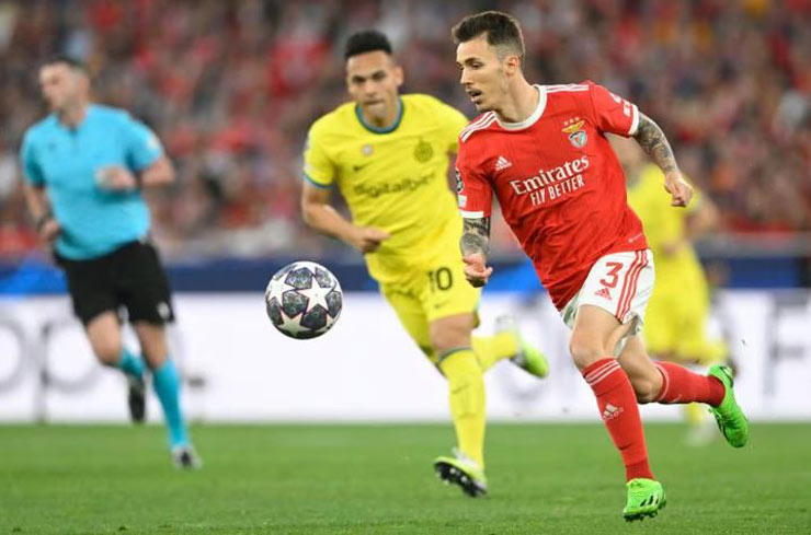 Alex Grimaldo "xé gió" lướt đi bên cánh trái của Benfica