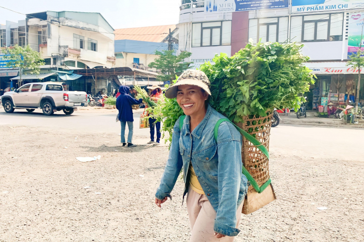 Những người phụ nữ Ba Na phấn khởi có thêm nguồn thu nhập từ cây nhà lá vườn.