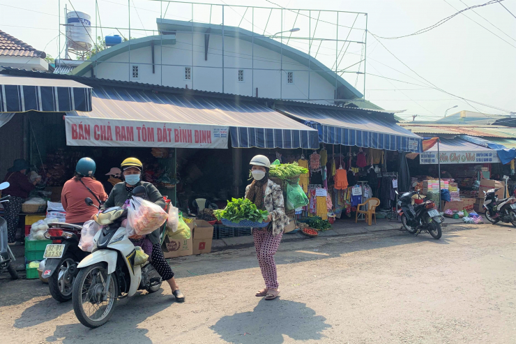 Những gùi rau xanh, sạch theo chân người phụ nữ Ba Na len lỏi khắp phố phường.