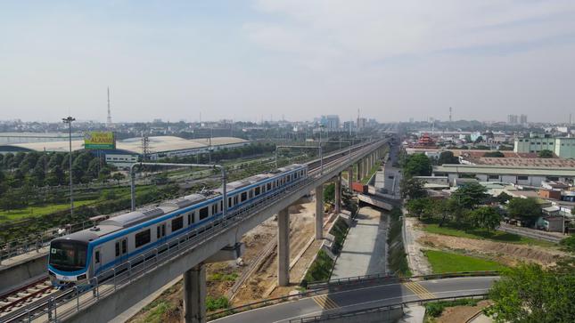 Đoàn tàu Metro số 1 TPHCM chạy thử nghiệm đoạn trên cao vào tháng 12/2022.