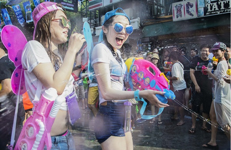 Chuyện ướt áo, lộ nội y không còn là nỗi e ngại ở lễ hội Songkran.
