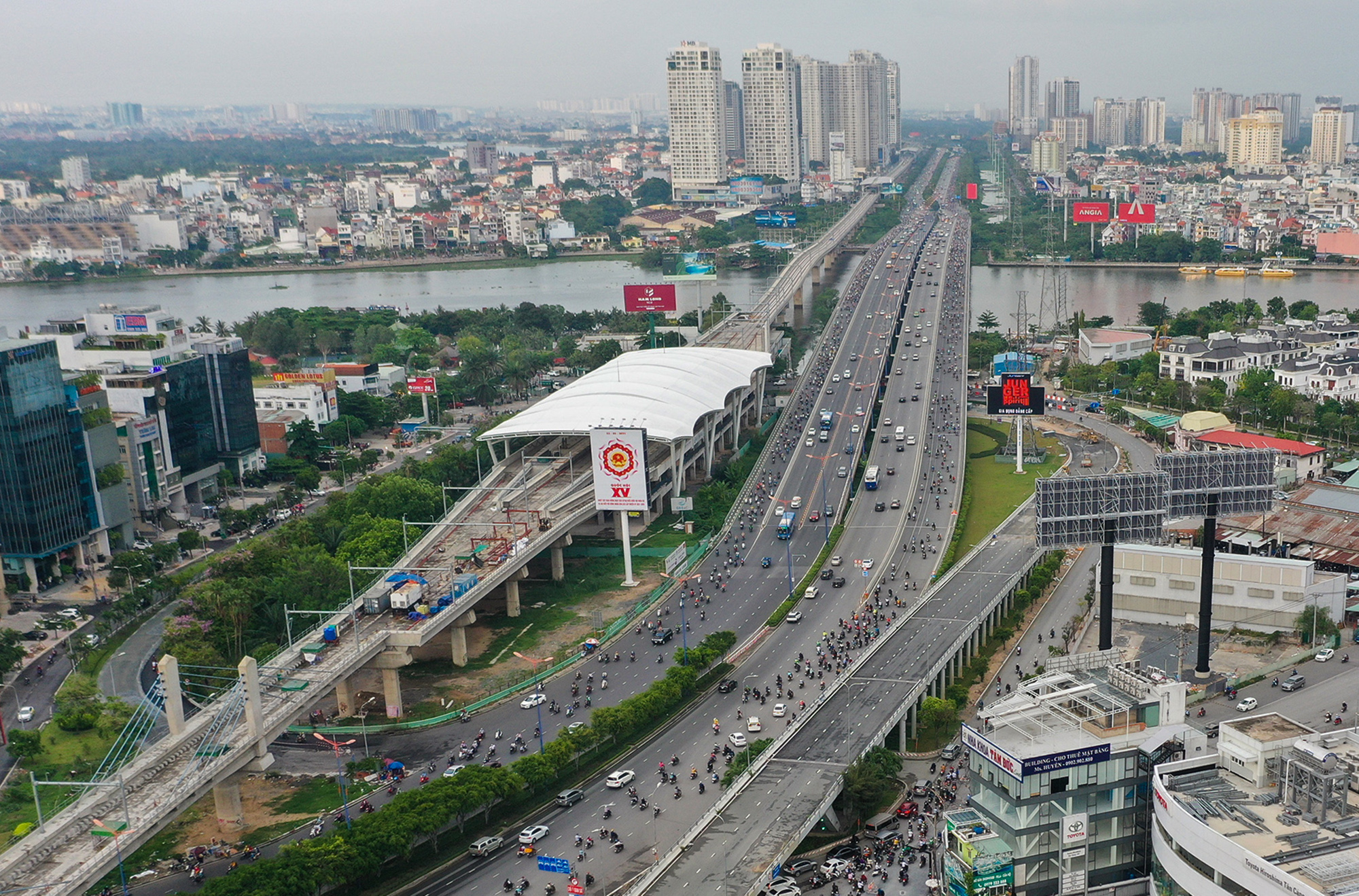 Mới đây, UBND TP.HCM có công văn gửi Bộ Văn hoá - Thể thao - Du lịch xin ý kiến về việc đổi tên một phần Xa lộ Hà Nội thành tên đường Võ Nguyên Giáp. Đoạn được đổi tên bắt đầu từ cầu Sài Gòn nối từ đường Điện Biên Phủ (quận Bình Thạnh) qua sông Sài Gòn đến ngã tư Thủ Đức (TP Thủ Đức), dài gần 8km.