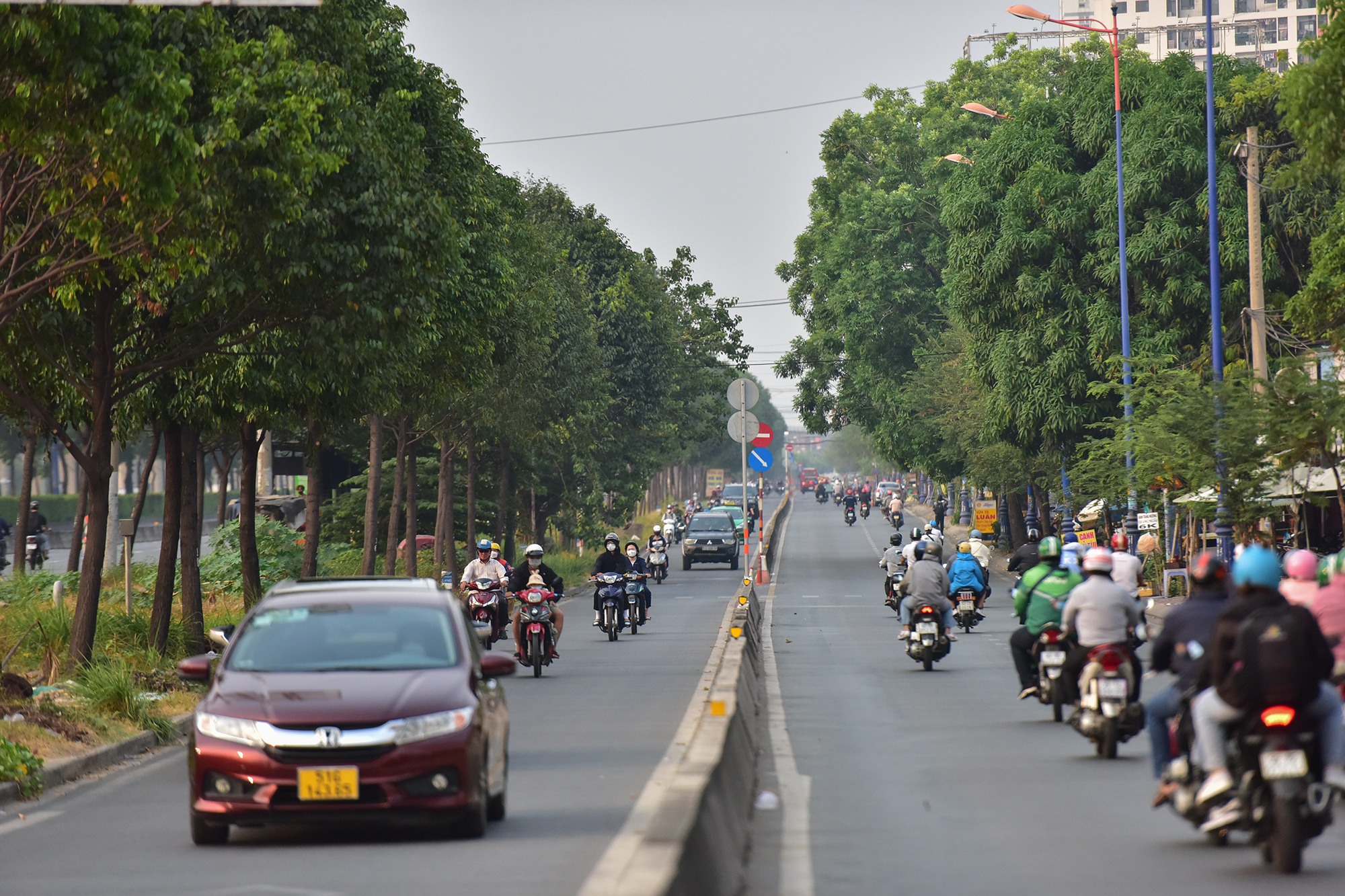 Ngoài trục đường chính, đoạn Xa lộ Hà Nội được đề xuất đổi tên còn có đường song hành có 4 làn xe, giúp người dân hai bên, lưu thông toàn tuyến được thuận lợi hơn.