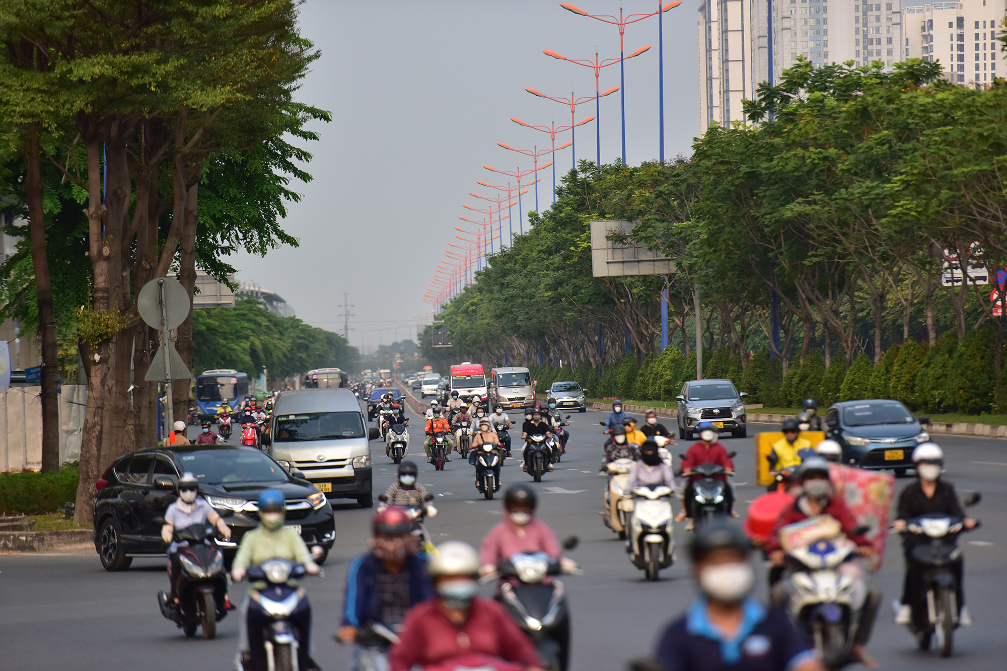 Tuyến đường quan trọng bậc nhất TP.HCM này có lưu lượng xe cộ lưu thông rất lớn, đặc biệt vào giờ cao điểm. Mặc dù có 12 - 16 làn xe nhưng nhiều đoạn đường, nút giao vẫn thường xảy ra ùn tắc giao thông.