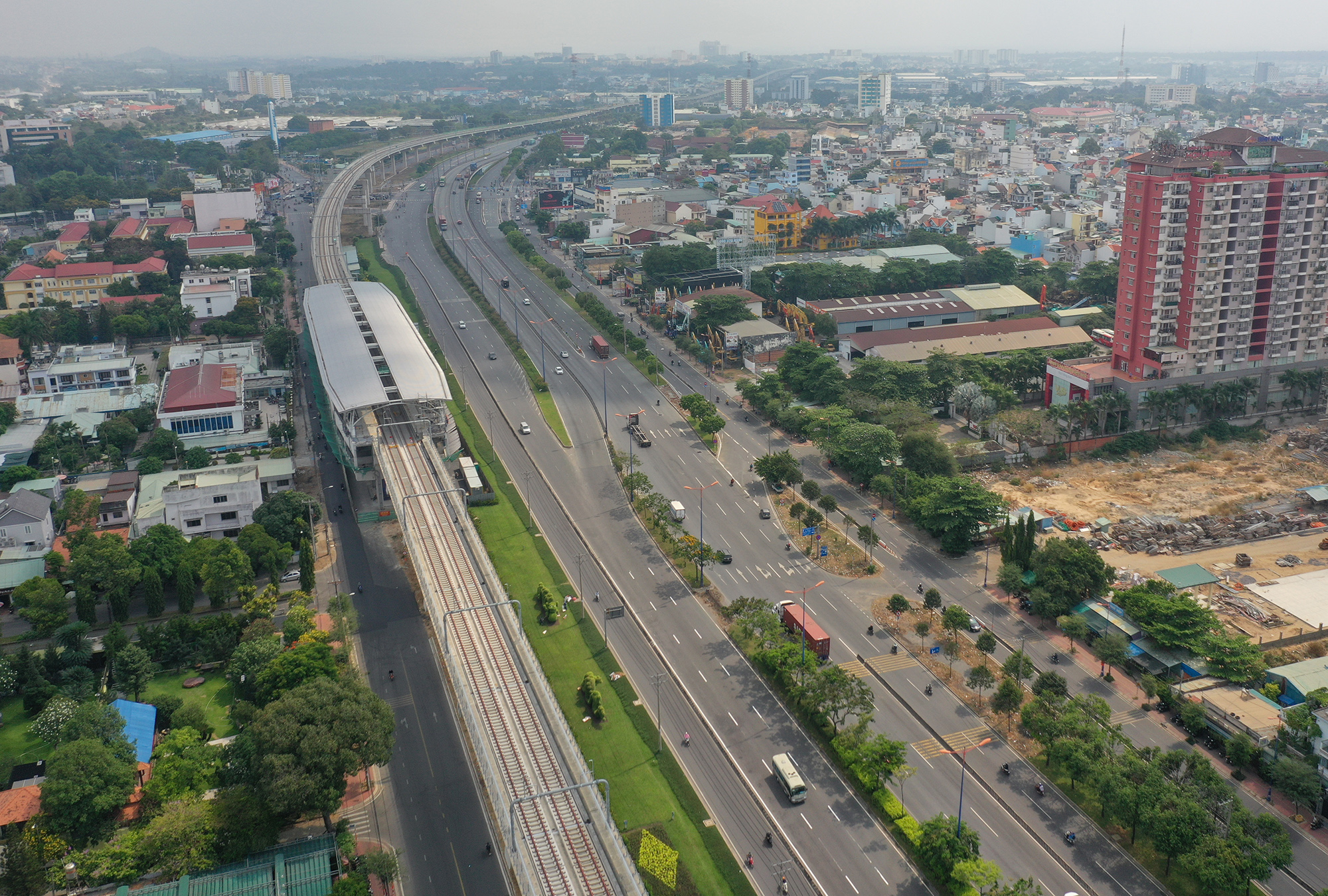 Đoạn từ ngã tư Bình Thái đến ngã tư Thủ Đức dài khoảng 1,9km. Với hàng chục làn xe, tuyến xa lộ giúp người dân qua lại giữa TP.HCM và các tỉnh Đông Nam bộ được nhanh chóng, thuận tiện.