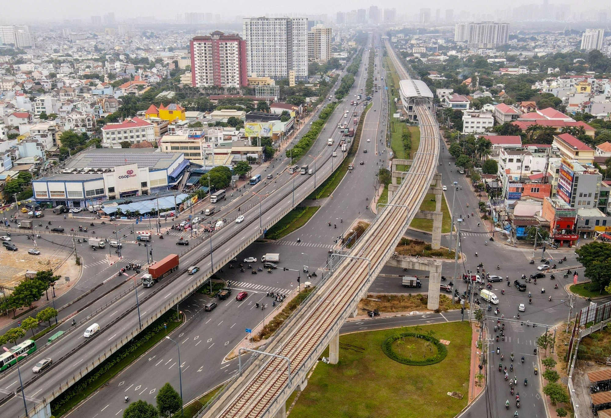 Ngã tư Thủ Đức nằm ở đoạn cuối của tuyến đường được đề xuất đổi tên. Đây là nút giao thông quan trọng với cầu vượt thép của tuyến Xa lộ Hà Nội giao với đường Lê Văn Việt và Võ Văn Ngân.