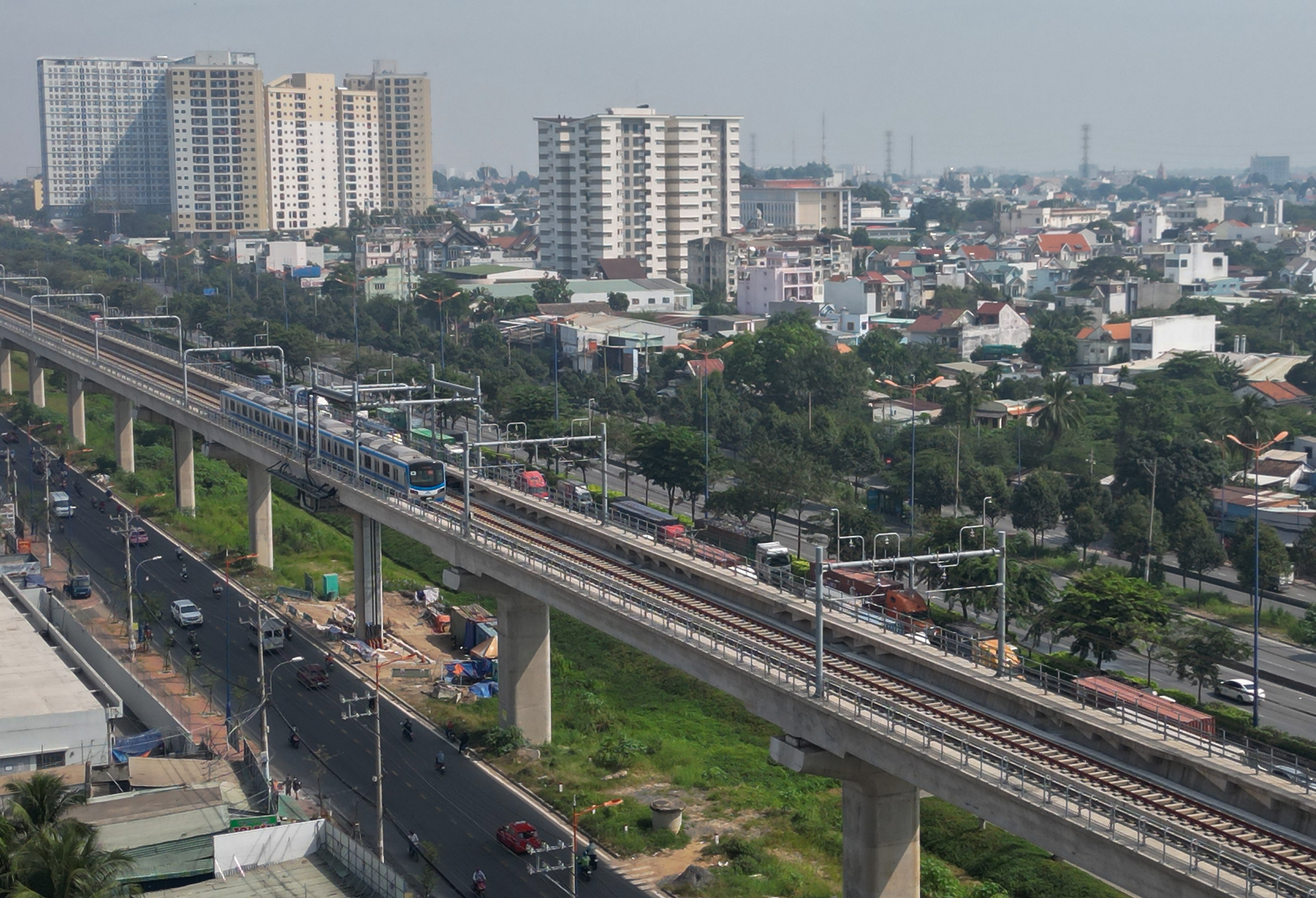 Song song với Xa lộ Hà Nội là tuyến đường sắt metro số 1 (Bến Thành - Suối Tiên) đoạn trên cao đang trong giai đoạn chuẩn bị hoàn thành.