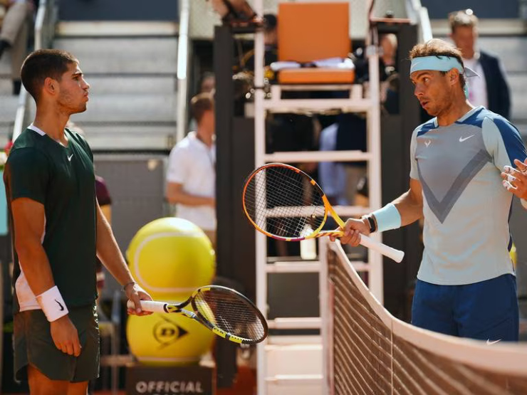 Nadal (phải) không thể chơi ở Barcelona Open, Alcaraz (trái) sẽ trở lại ở sự kiện này