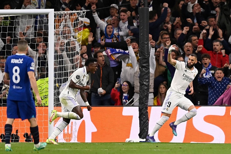 Nhưng kể từ đó, Real Madrid hoàn toàn làm chủ thế trận và liên tục dồn ép Chelsea. Sau những nỗ lực không biết mệt mỏi, “Kền kền trắng” đã tìm được bàn thắng mở tỷ số ở phút 21. Vinicius xâm nhập vòng cấm dứt điểm cận thành không thắng được thủ thành Kepa nhưng Benzema đã có mặt đúng lúc đúng chỗ đá bồi vào gôn trống. Tiền đạo người Pháp chính thức cán mốc 90 bàn thắng ở sân chơi danh giá nhất Châu Âu cấp CLB.