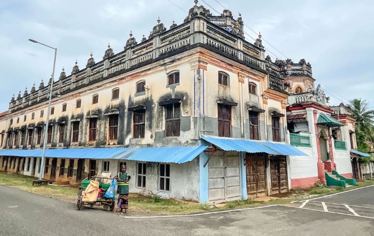 Trong khi các nơi khác đang phát triển nhanh thì vùng đất nơi các dinh thự này tọa lạc đang dần mất đi hào quang giàu có ngày nào.
