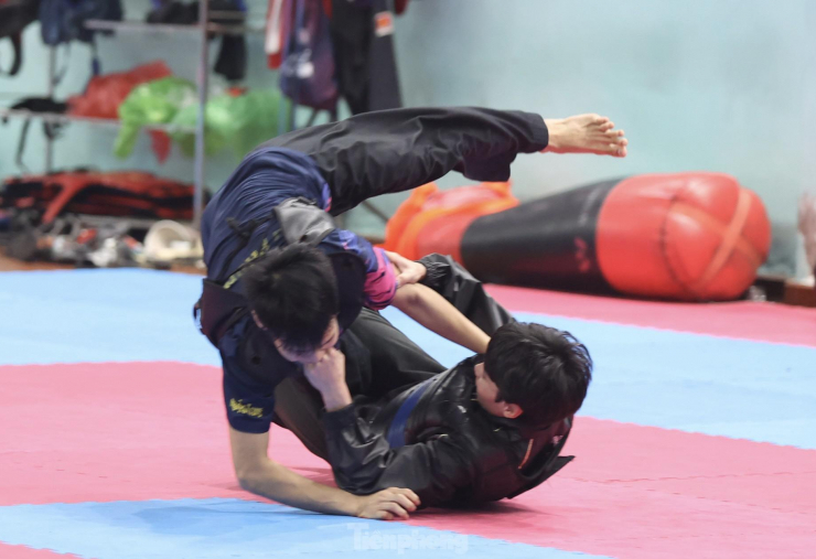 Một trong những thay đổi lớn của luật Pencak Silat là việc chỉ được dùng 1 tay để quật ngã đối thủ.