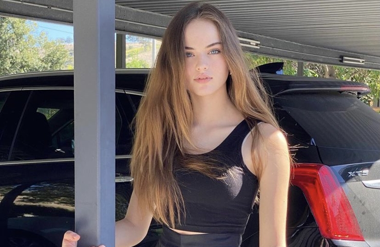 Đôi mắt xanh to tròn, sống mũi cao, cằm V-line, mái tóc vàng óng của Kristina Pimenova sau khi dậy thì được dân mạng đánh giá là hoàn thiện hơn.
