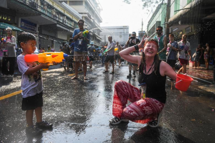 Một cậu bé hạ gục nữ du khách trong kỳ nghỉ lễ Songkran đánh dấu năm mới của người Thái ở Bangkok, Thái Lan, ngày 13 tháng 4.