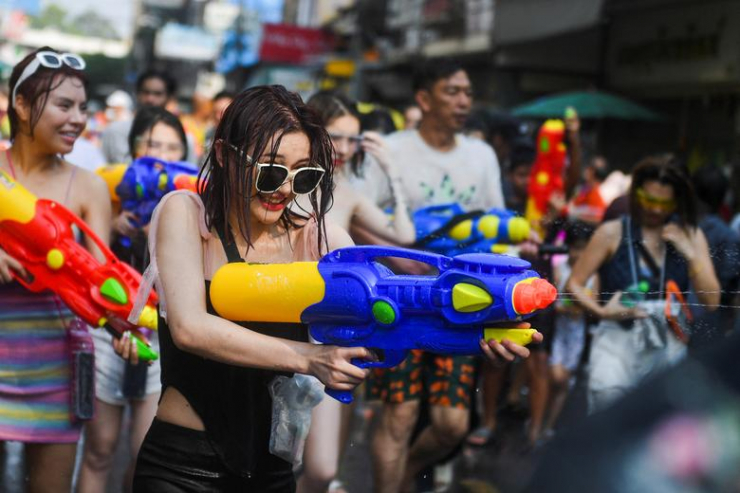 Một du khách Trung Quốc phun nước khi cô tham gia lễ Songkran.