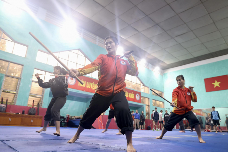 Trong Arnis, các VĐV sử dụng gậy (cứng hoặc mềm) ở nội dung đối kháng, dùng thêm dao, kiếm ở nội dụng biểu diễn.