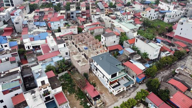 Dãy 9 căn nhà ở liền kề của vợ chồng Chủ tịch UBND phường Lãm Hà (quận Kiến An, TP Hải Phòng) đã bị đình chỉ thi công.
