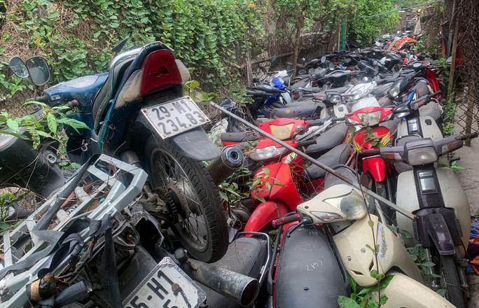 Cũng theo người nhân viên này, có nhiều lý do để người vi phạm không đến lấy xe, như mức phạt cao tương đương với giá trị xe hoặc người điều khiển không đủ các loại giấy tờ theo quy định, xe đã bị thay đổi kết cấu, chế độ các bộ phận.