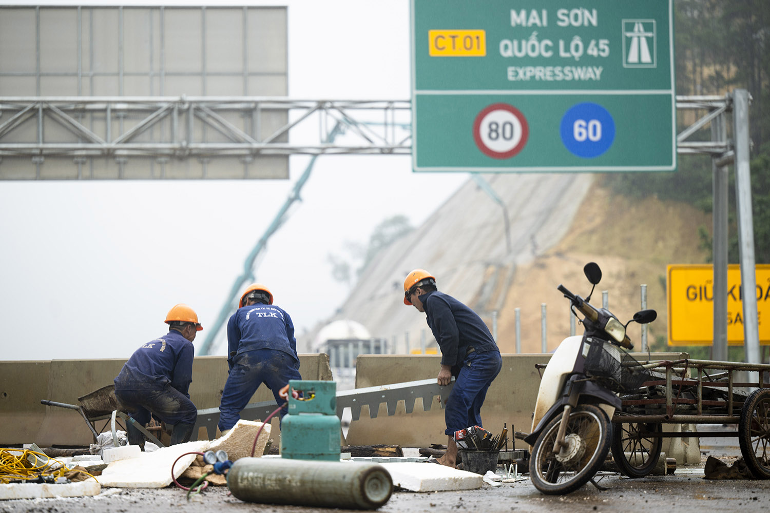 Trên công trường, hàng chục mũi thi công cùng máy móc, thiết bị đang&nbsp;gấp rút thi công những hạng mục cuối cùng của dự án để kịp hoàn thành và đưa vào sử dụng trước kỳ nghỉ lễ 30/4 tới đây