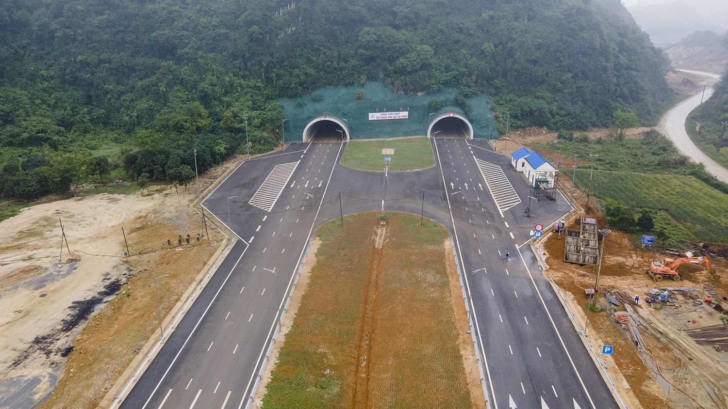 Trên hành trình từ Bắc vào Nam, các phương tiện sẽ qua hầm Tam Điệp với chiều dài 245m, thuộc địa phận thành phố Tam Điệp, tỉnh Ninh Bình