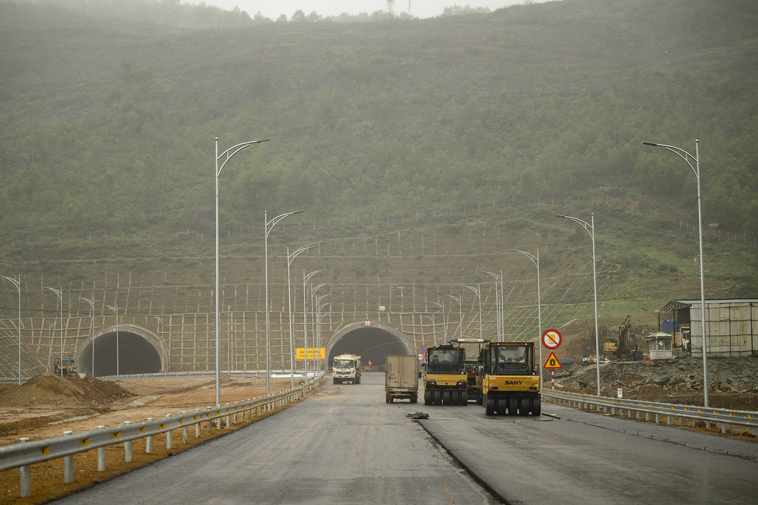 Ban Quản lý dự án Thăng Long cho biết, 2 hầm Tam Điệp và Thung Thi trên cao tốc Mai Sơn – Quốc lộ 45 đã hoàn thành phần xây dựng, hiện đang hoàn thiện hệ thống SCADA (điều khiển giám sát) và chiếu sáng ngoài hầm.