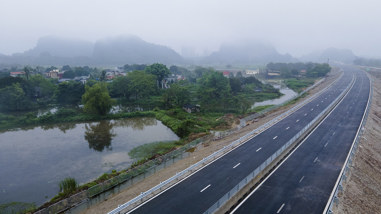 Dự án có tổng chiều dài khoảng hơn 63km, điểm đầu vào cao tốc thuộc địa phận xã Mai Sơn, huyện Yên Mô, tỉnh Ninh Bình và điểm cuối tại nút giao với đường Nghi Sơn, Thọ Xuân thuộc địa phận huyện Nông Cống, tỉnh Thanh Hóa.