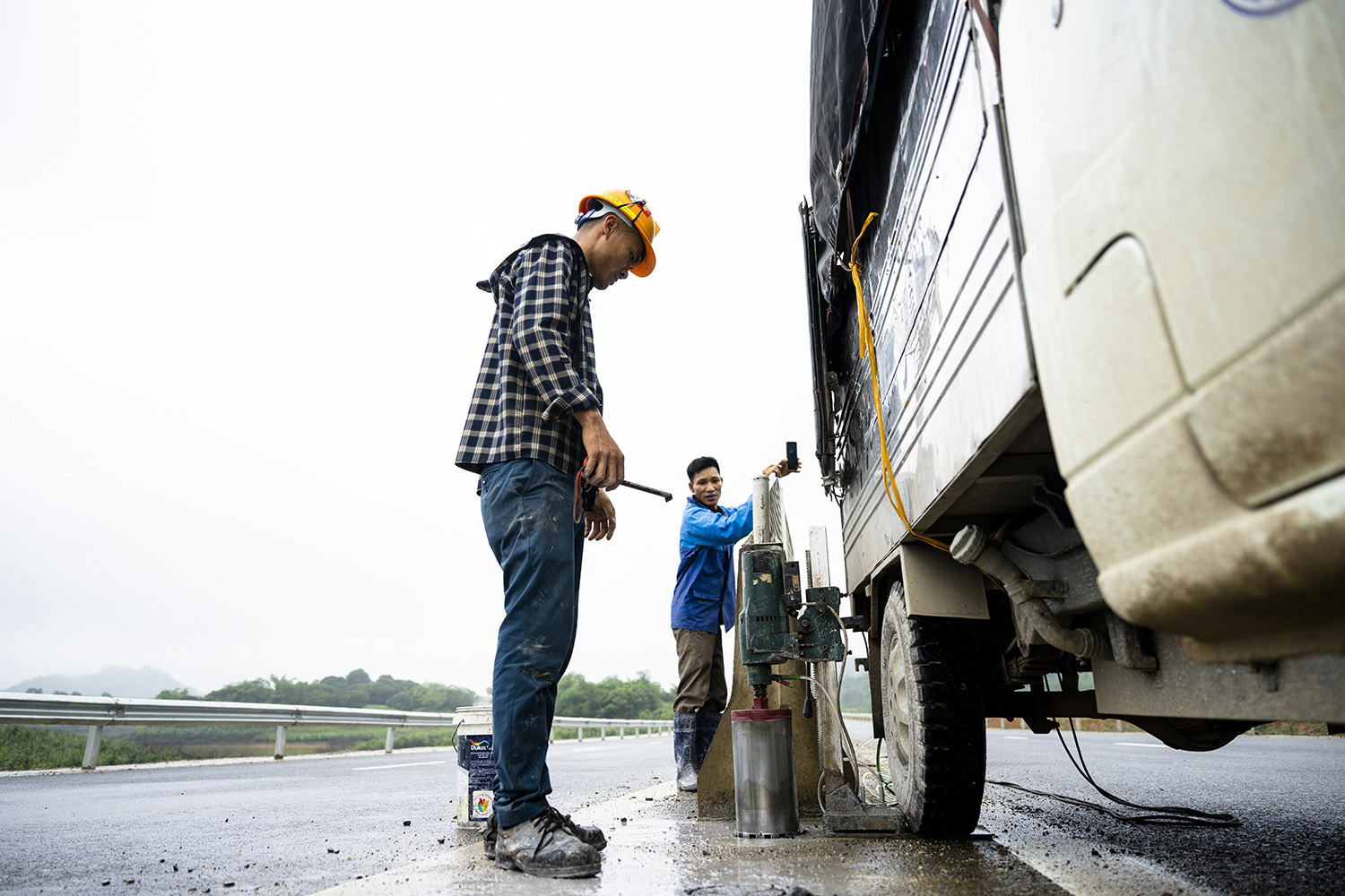 Ghi nhận của chúng tôi, tính tới giữa tháng 4 năm 2023, dự án cơ bản hoàn thành trải thảm bê tông nhựa. Các đơn vị thi công đang hoàn thiện hệ thống biển báo, dải phân cách đường, hàng rào dọc cao tốc và các tuyến đường gom.