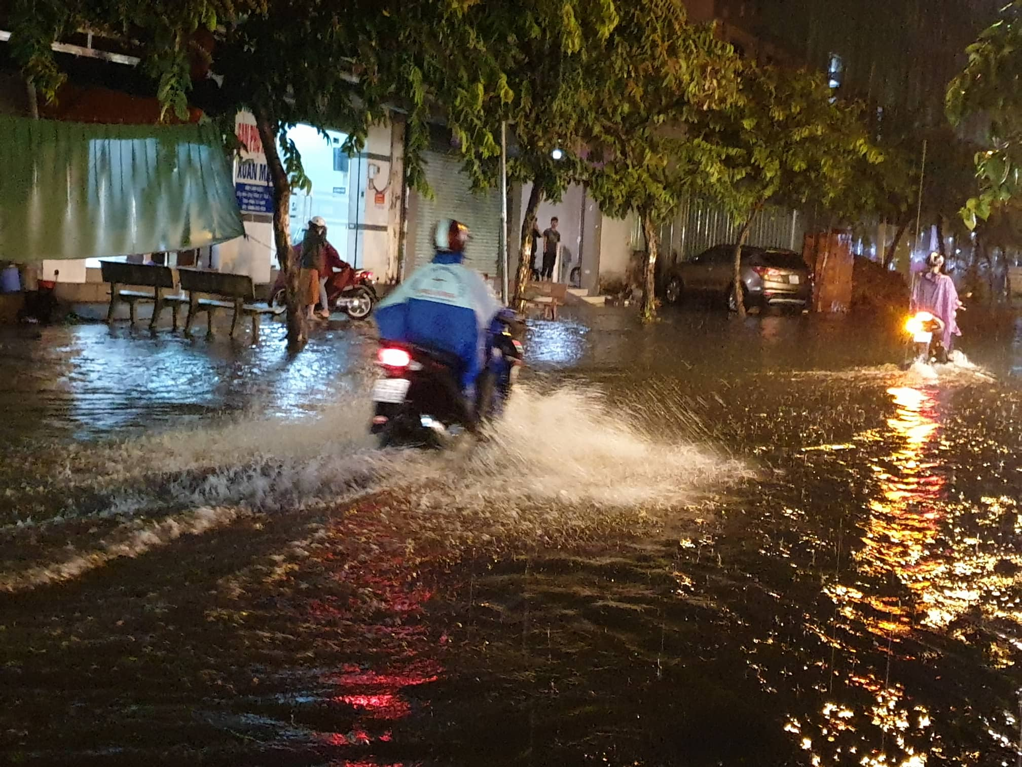 Nước ngập kéo dài trên đường Song Hành khoảng 1km, nhiều đoạn ngập hơn nửa bánh xe máy