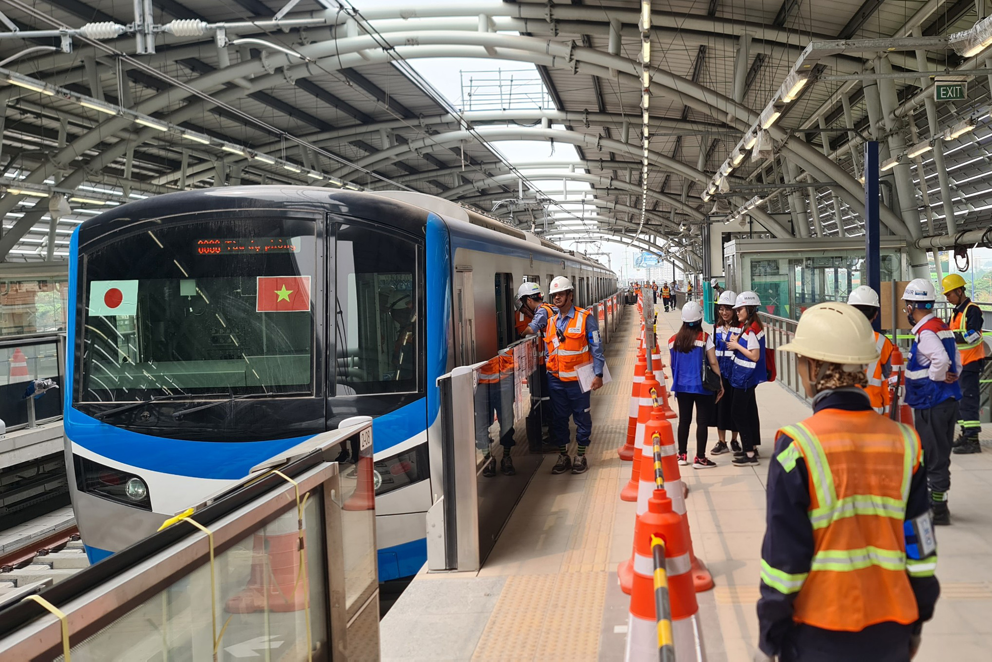 Lộ trình đoàn di chuyển bằng tàu metro dài khoảng 11km, bắt đầu từ ga Rạch Chiếc, đi qua ga Phước Long, ga Bình Thái, ga Thủ Đức, ga Khu Công nghệ cao. Sau đó, đoàn tàu tiếp tục đi qua ga Đại học Quốc gia đến ga Bến xe Suối Tiên là ga cuối cùng của tuyến.