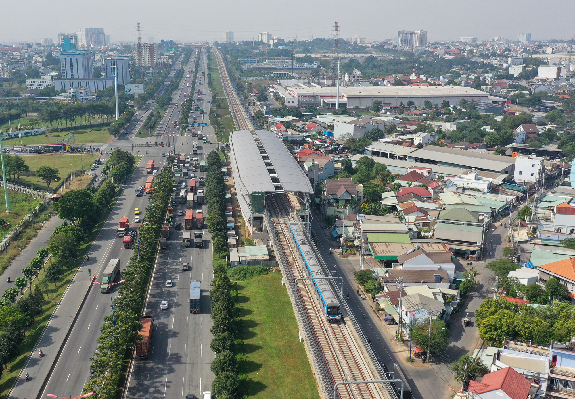 Theo MAUR, hiện tại tiến độ thi công toàn dự án đã đạt khoảng 95%. Trong năm 2023, MAUR đang cùng tư vấn NJPT và các nhà thầu Nhật Bản sử dụng tất cả nguồn lực để đẩy nhanh tiến độ thực hiện dự án, hoàn thành 100% công tác thi công bao gồm lắp đặt các thiết bị còn lại, hoàn thiện kiến trúc các nhà ga và cầu bộ hành của trên toàn tuyến.