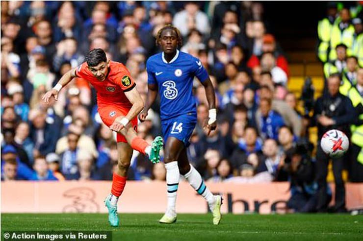 Cú sút xa đẳng cấp của Julio Enciso giúp Brighton thắng ngược Chelsea 2-1