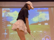 Thời trang - Mẫu thể thao Hàn Quốc chuộng diện váy ngắn, khoe đôi chân dài đi chơi golf &quot;ảo&quot;