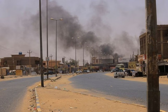 Khói bốc lên ở Omdurman. Ảnh: Reuters