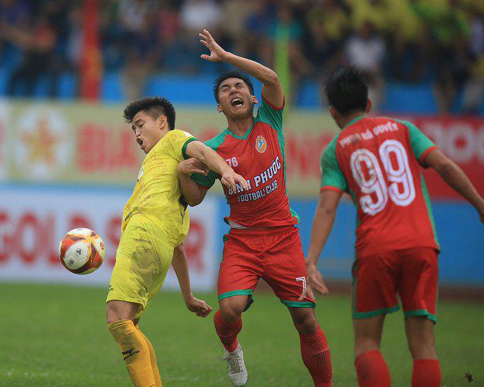 HLV CLB Bình Phước bị chỉ trích vì hành vi phi thể thao - 1