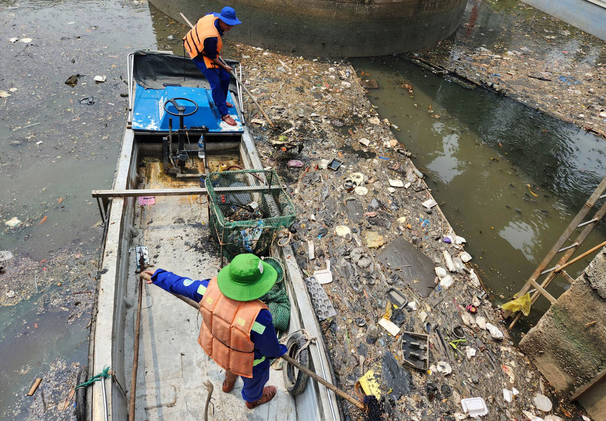 Tình trạng cá chết tại kênh Nhiêu Lộc - Thị Nghè sau mưa đã xảy ra nhiều năm qua, nghiêm trọng nhất là giữa năm 2016 với hơn 70 tấn cá chết.