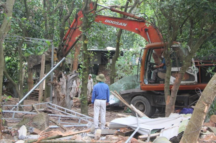 Các nền bê tông sẽ được đập để trả lại nguyên hiện trạng ban đầu. Ảnh: NGÔ QUANG