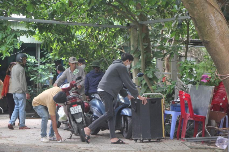 Lực lượng hỗ trợ đem tài sản người dân ra khỏi khu vực cưỡng chế. Ảnh: NGÔ QUANG