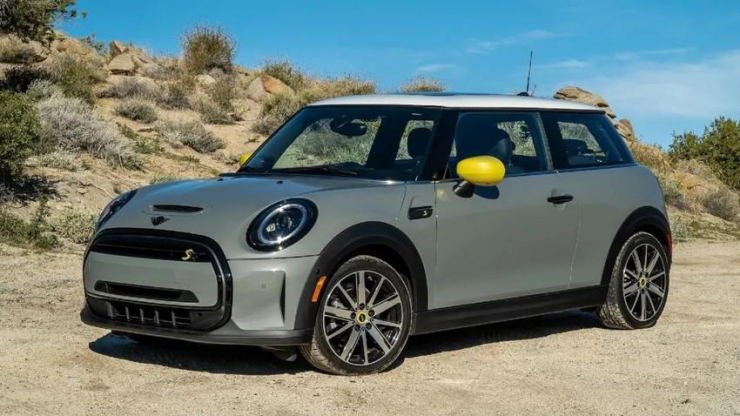 Mini Cooper SE có giá là 29.200 USD. Ảnh: Motorbiscuit.